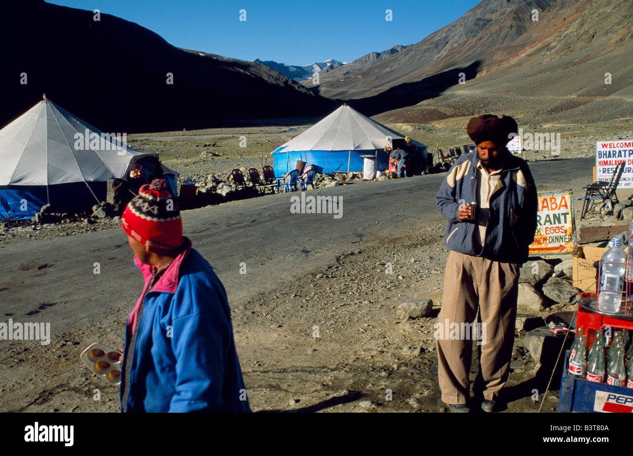 India, Ladakh, Baralacha Pass con bancarelle di tè in tende sul lato della strada Foto Stock