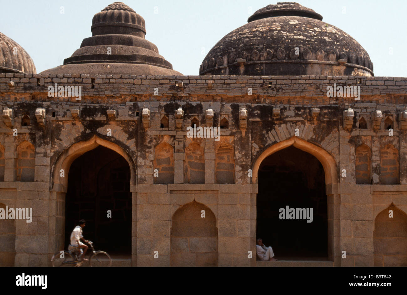 India, Karnataka, Hampi. L'elefante maneggio sono la più sostanziale superstite edifici secolari a Vijayanagar Foto Stock