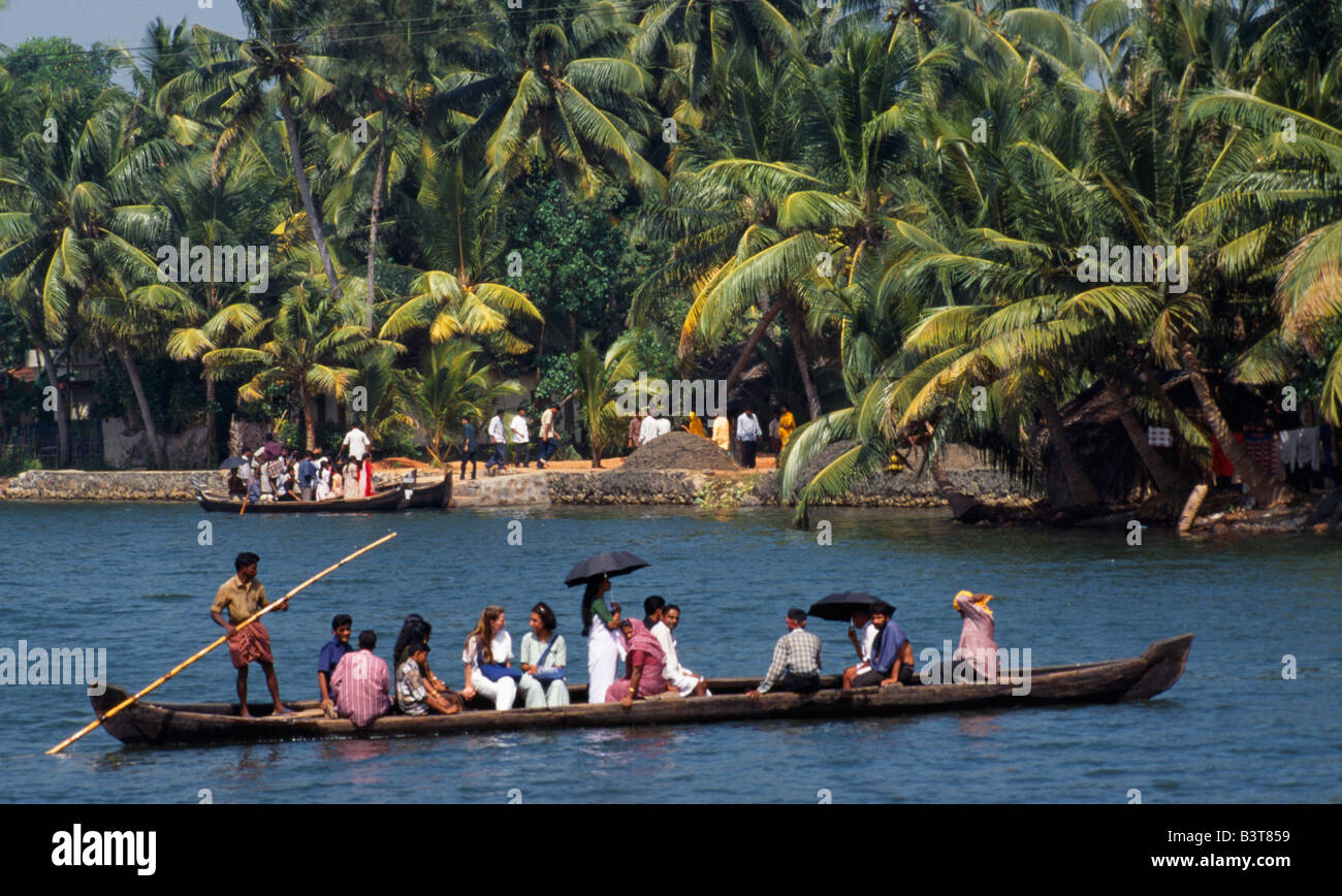 India Kerala, Kuttanad. Barche offrono alcuni dei più piacevoli - e pratico - i mezzi per ottenere intorno a questa ampia regione di vie navigabili, fiumi e canal Foto Stock