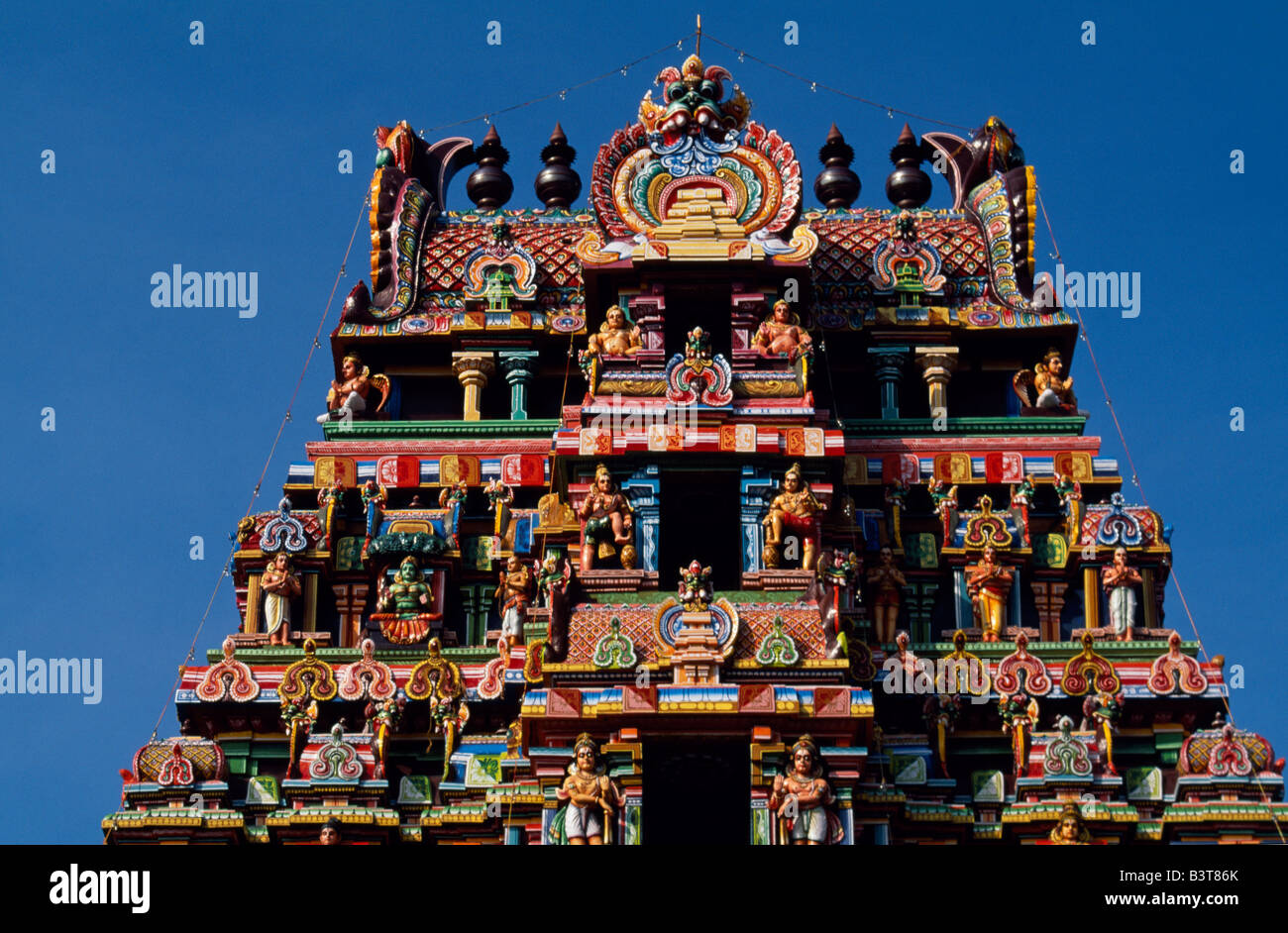 India, nello Stato del Tamil Nadu, Srirangam. Esuberante e colorata scultura decora il gopura, o gateway di un cortile interno del celebre Tempio Ranganathaswamy, in Srirangam, vicino a Tiruchirapalli Foto Stock