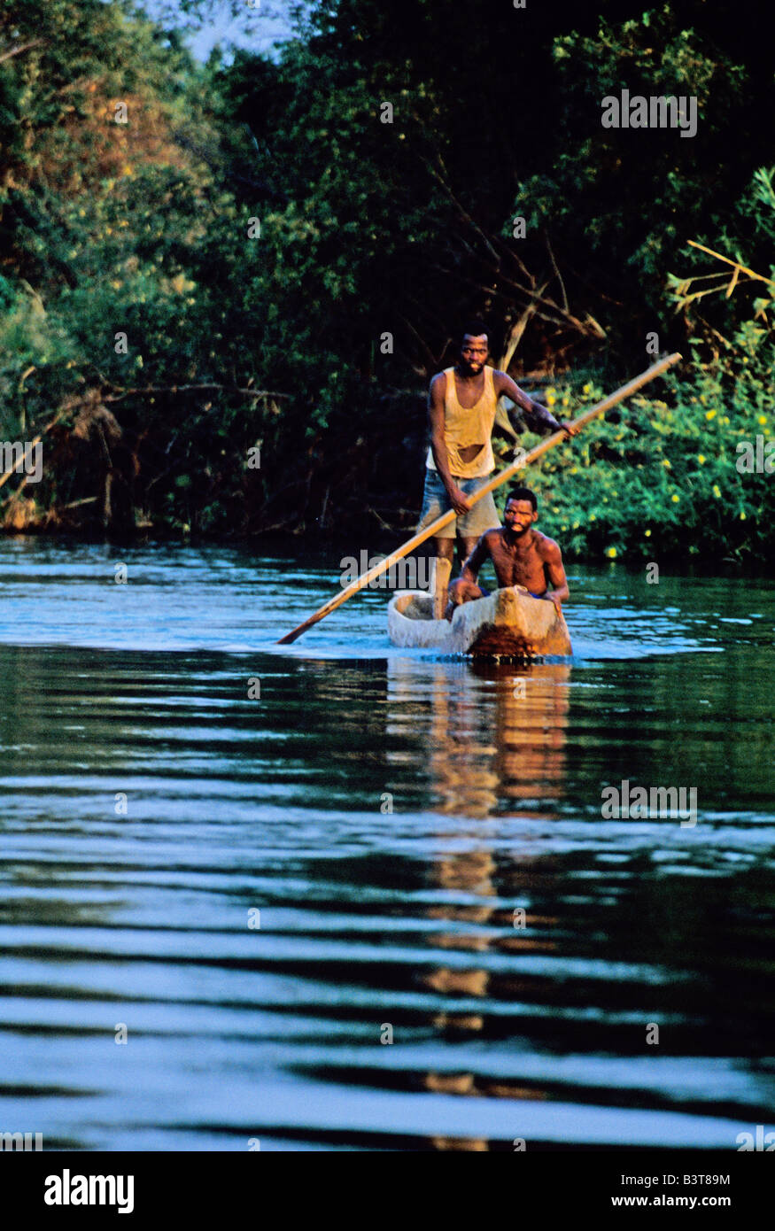 Africa, Bostwana. Due pescatori in piroga pagaia in fiume. Foto Stock