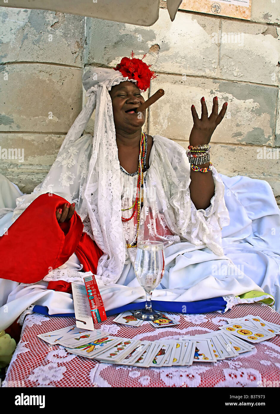Donna in abiti tradizionali, Havana, Cuba, West Indies, America Centrale Foto Stock