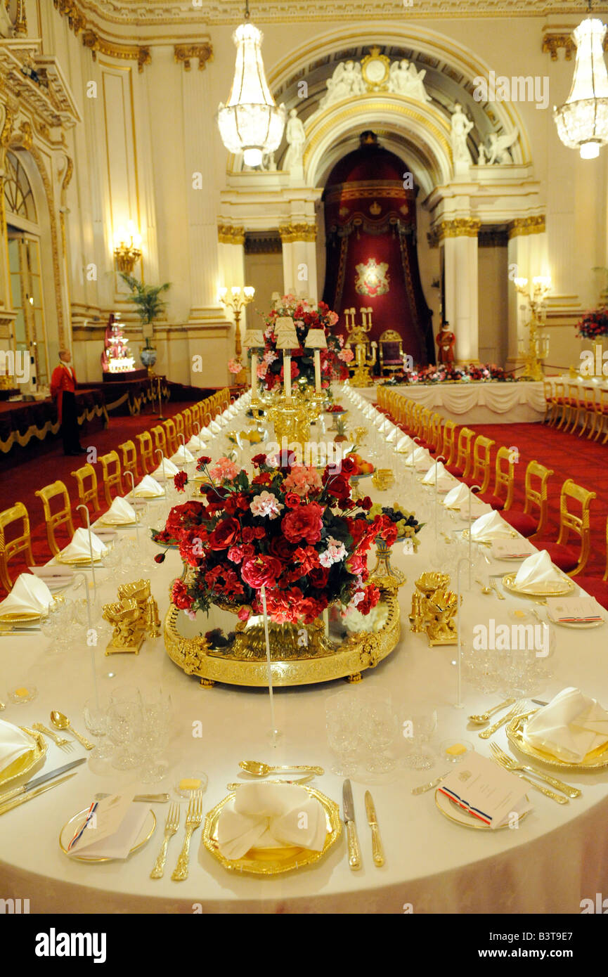 La sala da ballo a Buckingham Palace a Londra Inghilterra impostato per un banchetto di stato. Foto Stock