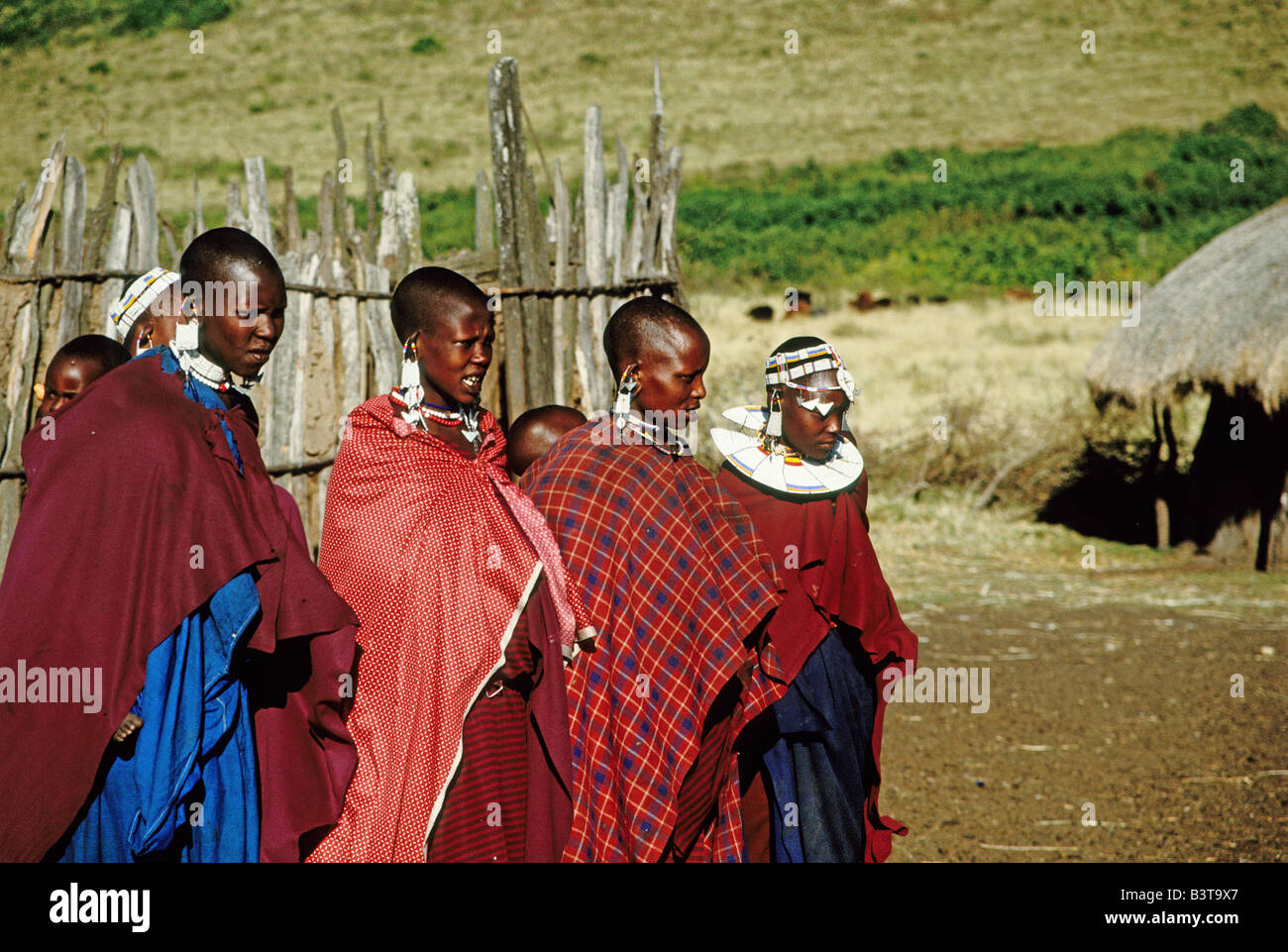 Africa, Kenia Masai Mara National Wildlife Reserve. Masai Mara, villaggio Masai donne. Foto Stock