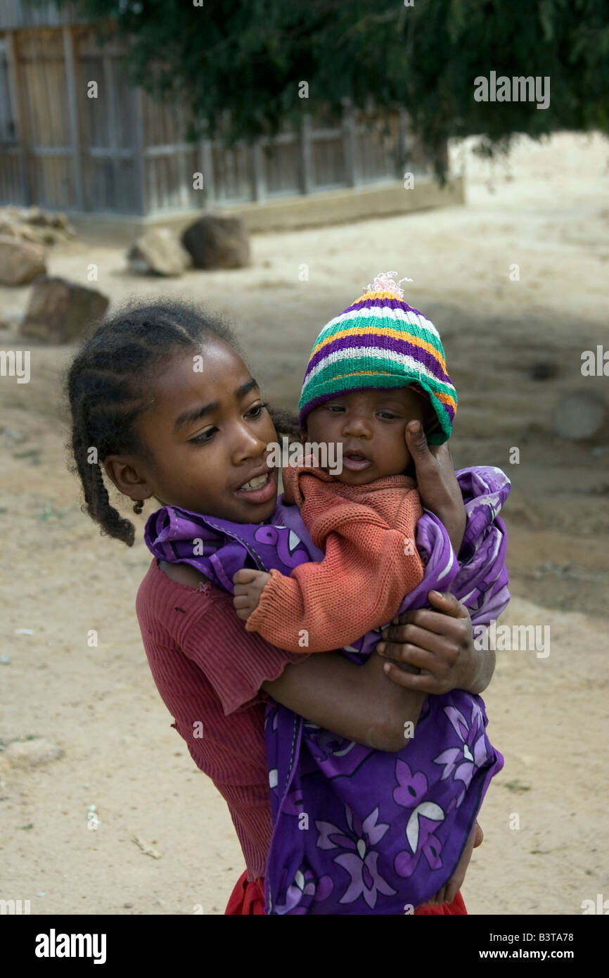 Africa, Oceano Indiano, Madagascar. Ragazza giovane azienda i gemelli. Foto Stock