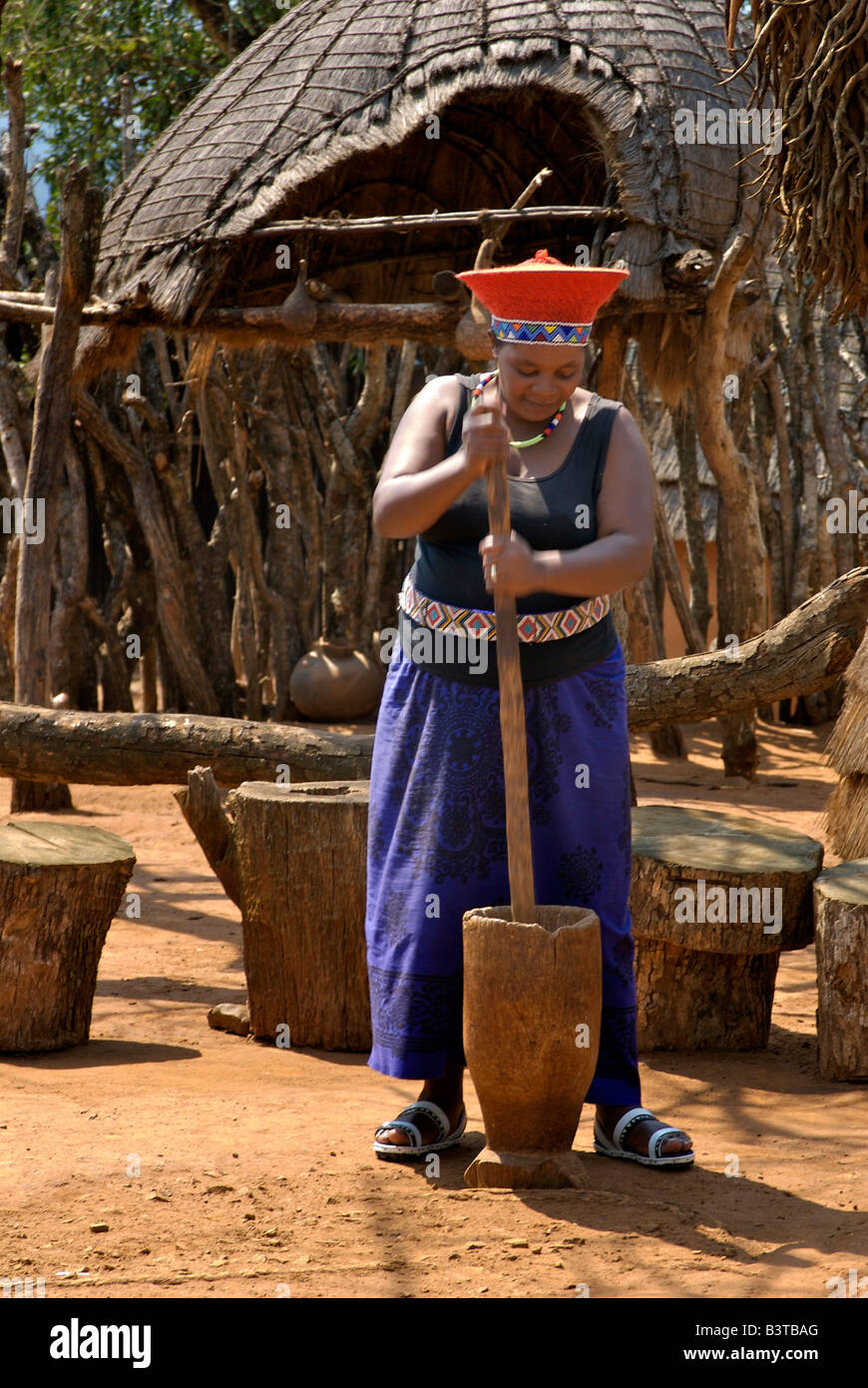 Africa, Sud Africa, KwaZulu Natal, Shakaland, birra Zulu rendendo (MR) Foto Stock