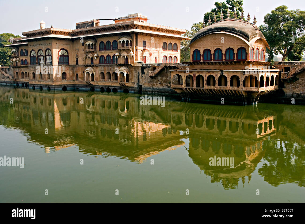 India Rajasthan, Bharatpur. Gopal Sagar serbatoio nella parte anteriore del Gopal Bhavan complessa, Deeg Palace, Bharatpur Rajasthan, India Foto Stock