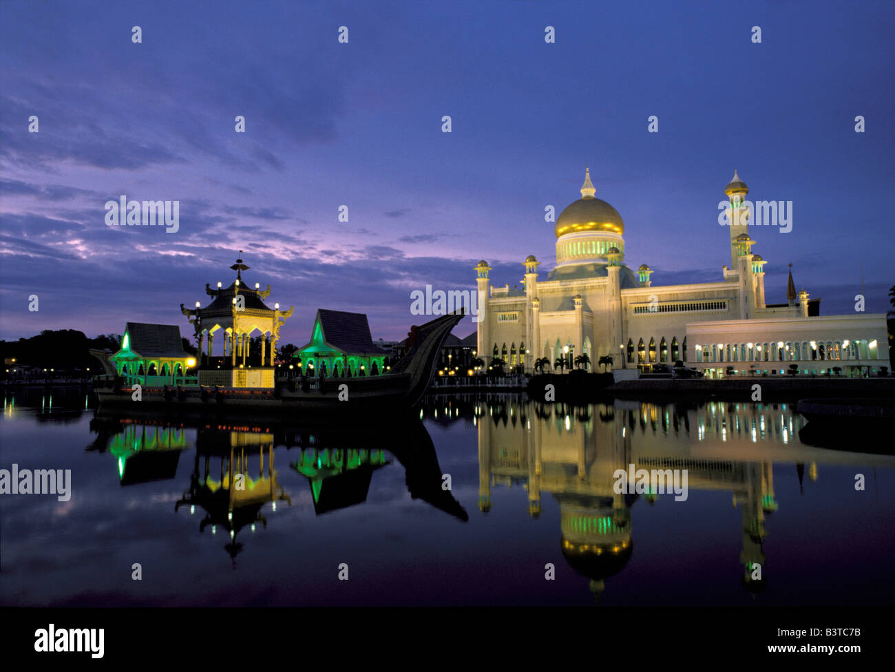 Asia, Brunei Bandar Seri Begawan. Il sultano Omar Ali Saifuddin Moschea. Foto Stock