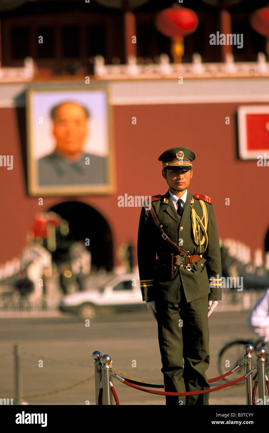 Asia, Cina Pechino. Piazza Tiananmen, soldato cinese. Foto Stock