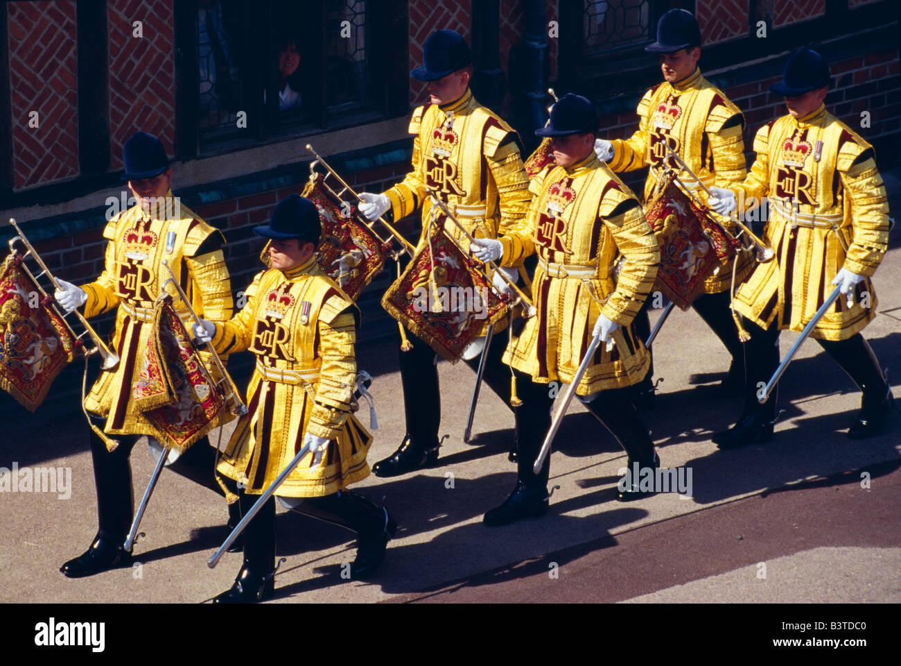 Inghilterra, Berkshire, il Castello di Windsor. StateTrumpeters della cavalleria della famiglia durante la cerimonia giarrettiera Foto Stock
