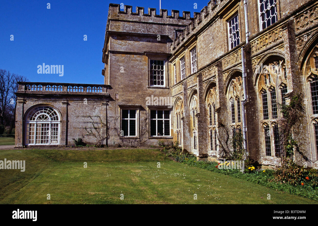 Inghilterra, aspetto verso sud lungo il XII secolo i chiostri guardando verso la Grande Sala. Forde Abbey, Thorncombe, nr bietole, Somerset, Inghilterra. Foto Stock