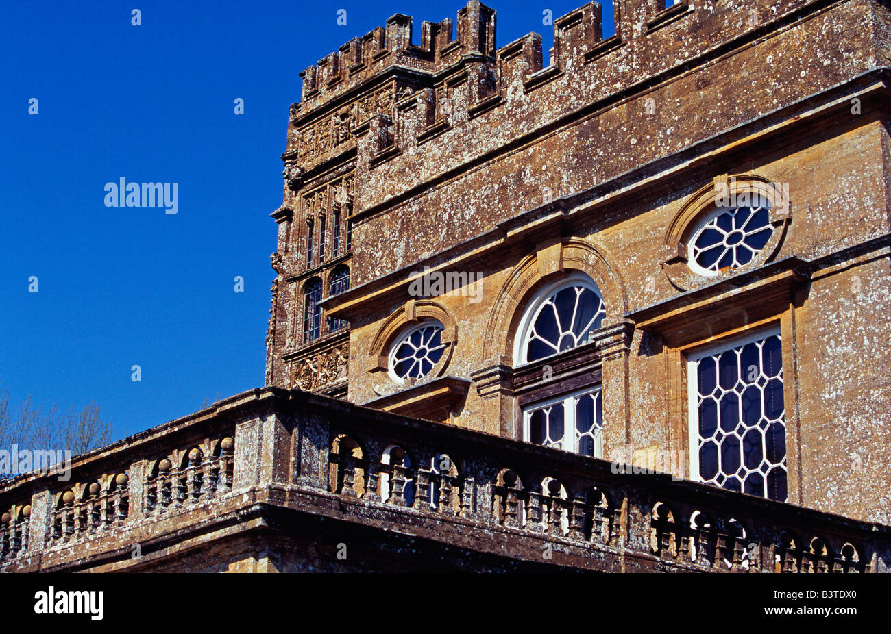 Inghilterra, dettagli del salone balcone e le sue finestre sopra la sala grande. Forde Abbey, Thorncombe, nr bietole, Somerset, Inghilterra. Foto Stock