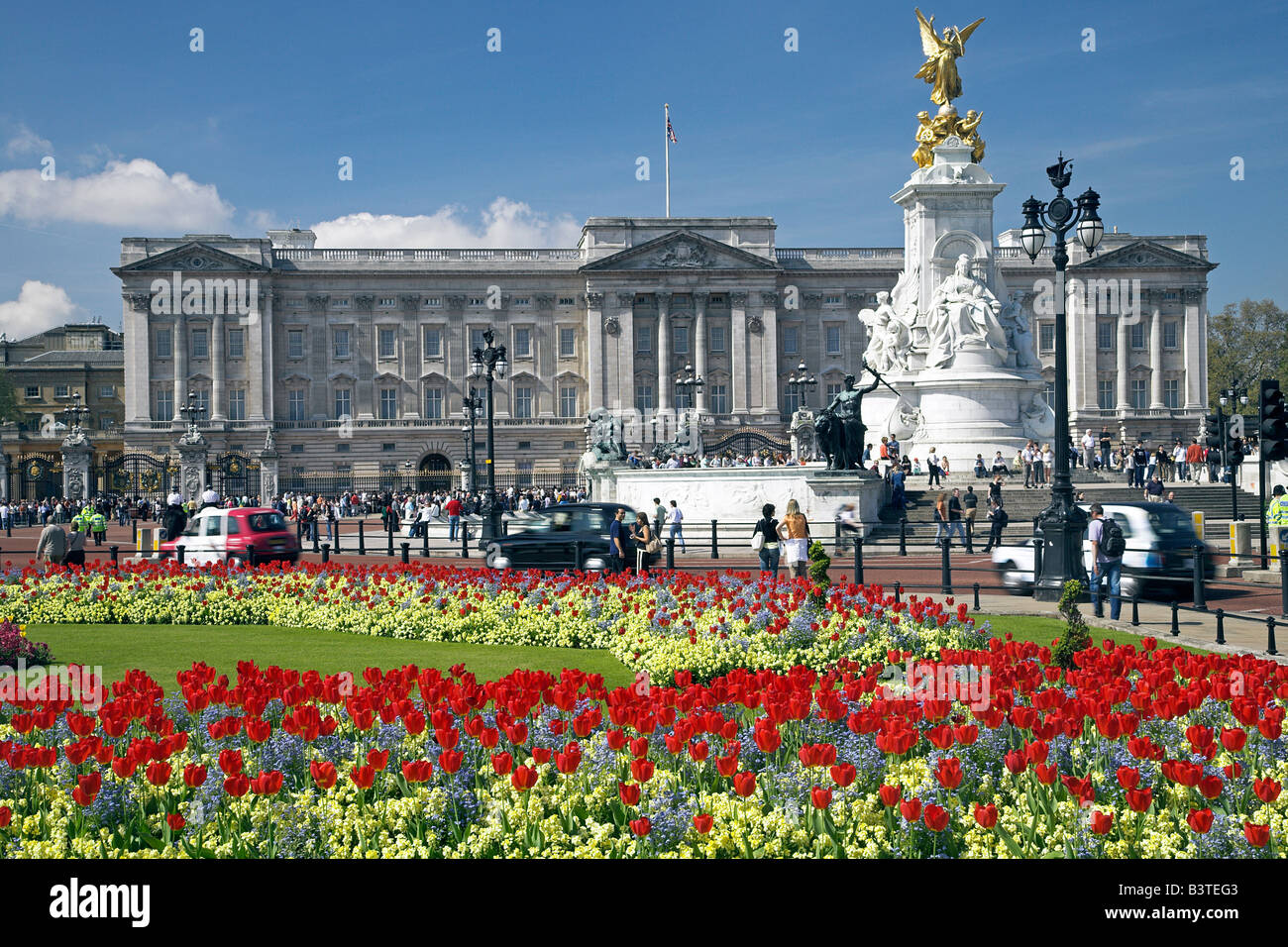 Inghilterra, Londra, Buckingham Palace è il funzionario residenza londinese del monarca britannico. Il palazzo, originariamente noto come Buckingham House (e ancora soprannominato 'Buck House' dalla famiglia reale), è stata una grande casa cittadina costruita per il duca di Buckingham in 1703 ed è entrato in possesso della famiglia reale quando acquistata dal re George III nel 1762 come residenza privata. Foto Stock