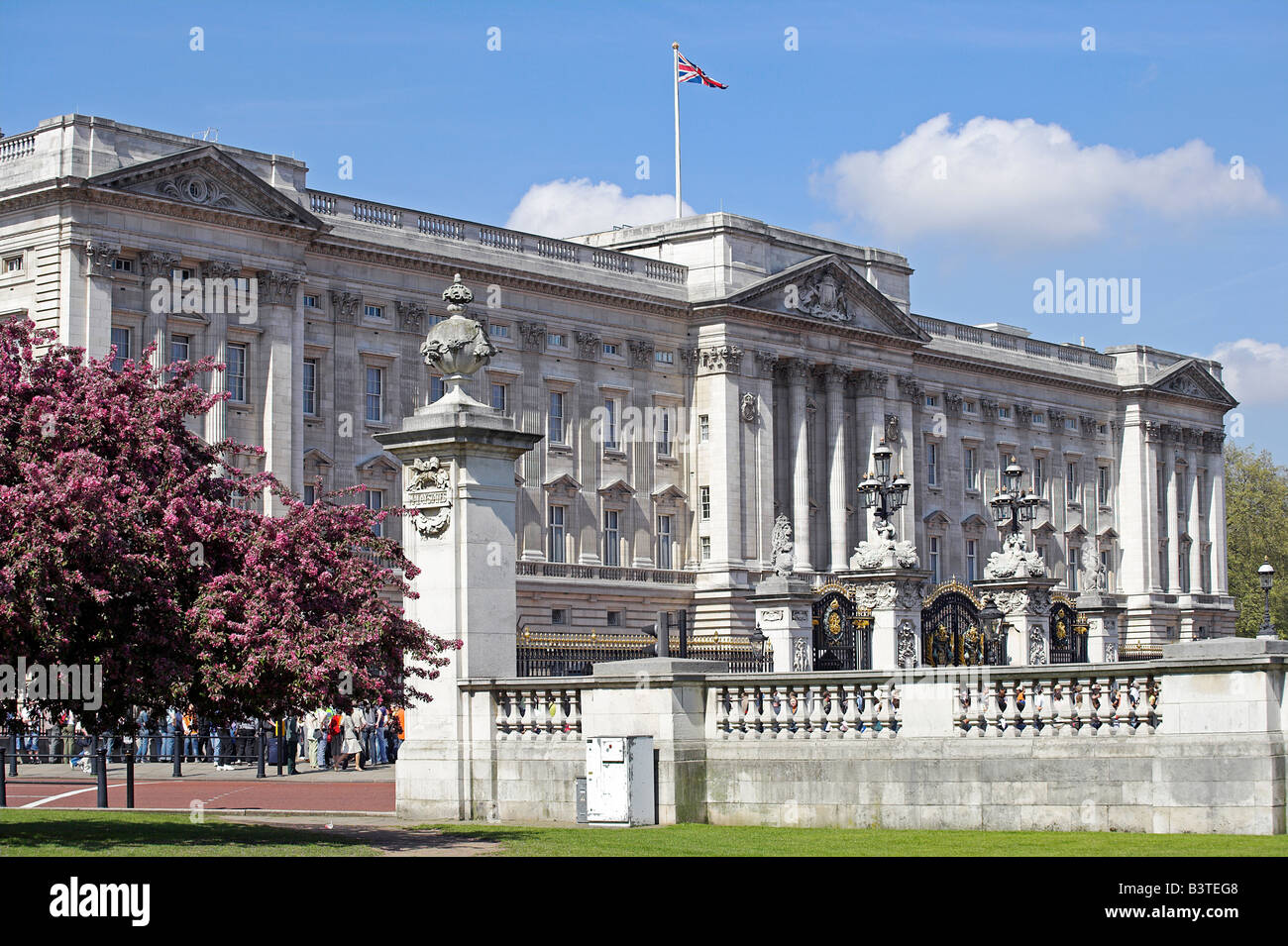 Inghilterra, Londra, Buckingham Palace è il funzionario residenza londinese del monarca britannico. Il palazzo, originariamente noto come Buckingham House (e ancora soprannominato 'Buck House' dalla famiglia reale), è stata una grande casa cittadina costruita per il duca di Buckingham in 1703 ed è entrato in possesso della famiglia reale quando acquistata dal re George III nel 1762 come residenza privata. Foto Stock