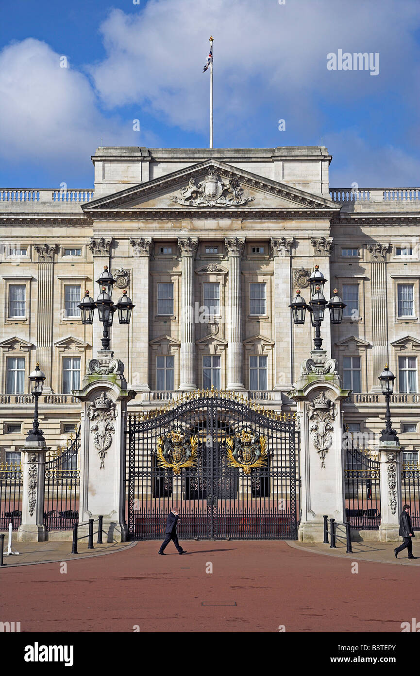 Inghilterra, Londra. Buckingham Palace è il funzionario residenza londinese del monarca britannico. Il palazzo, originariamente noto come Buckingham House (e ancora soprannominato 'Buck House' dalla famiglia reale), è stata una grande casa cittadina costruita per il duca di Buckingham in 1703 ed è entrato nella munita della famiglia reale quando acquistata dal re George III nel 1762 come residenza privata. Foto Stock