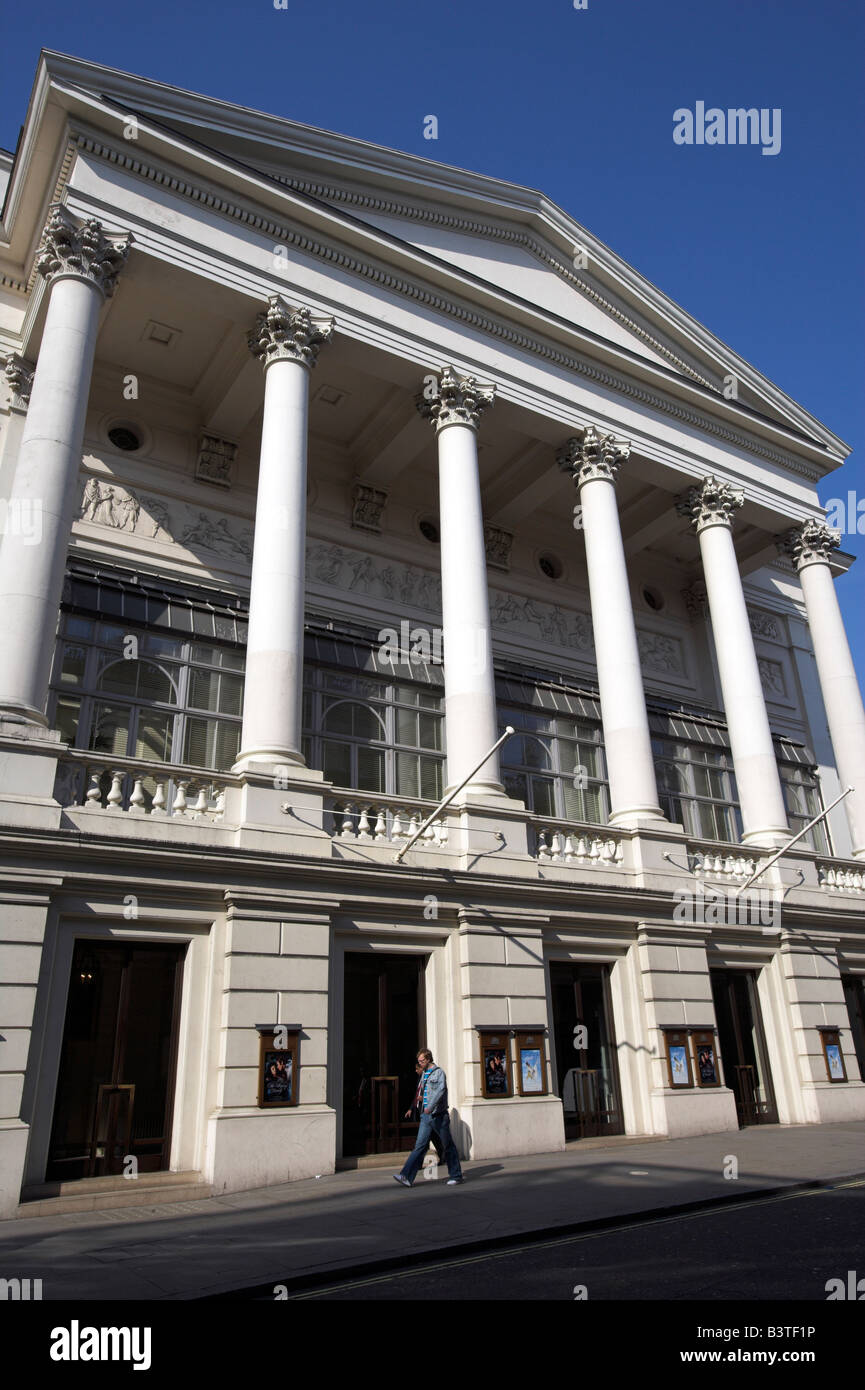 Inghilterra, Londra, la facciata della Royal Opera House di Covent Garden Foto Stock