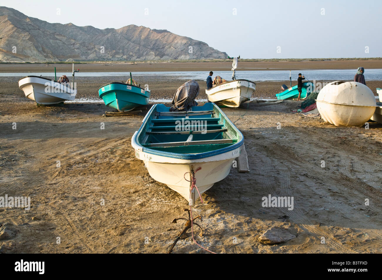 Oman e il Golfo di Oman, Yiti. Barche da pesca sulla laguna Yiti Foto Stock