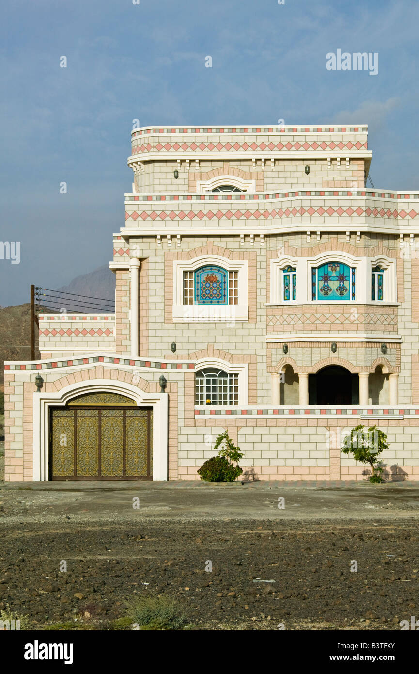 Oman, Orientale montagne Hajar, Bidbid. Moderna casa dell'Oman (NR) Foto Stock