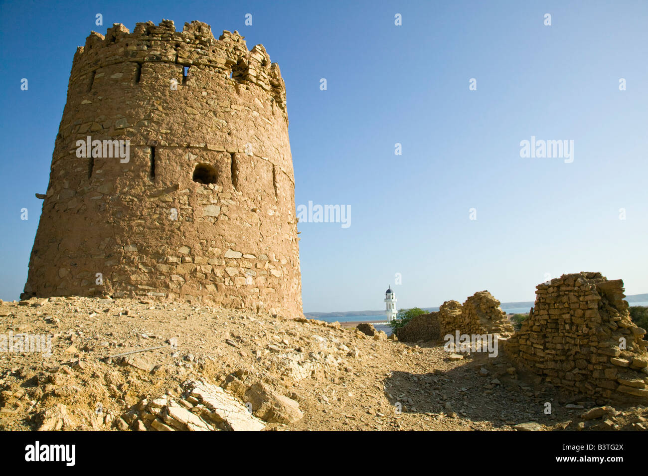 Oman, Sharqiya Regione, Ras Al Hadd Area. Villaggio Torre di avvistamento Foto Stock