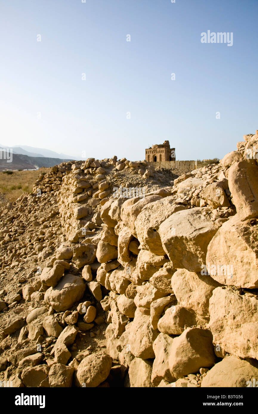 Oman, Sharqiya Regione, Sur. Antico borgo di QALHAT, II secolo D.C. Tomba di Bibi Miriam (santo musulmano) Foto Stock