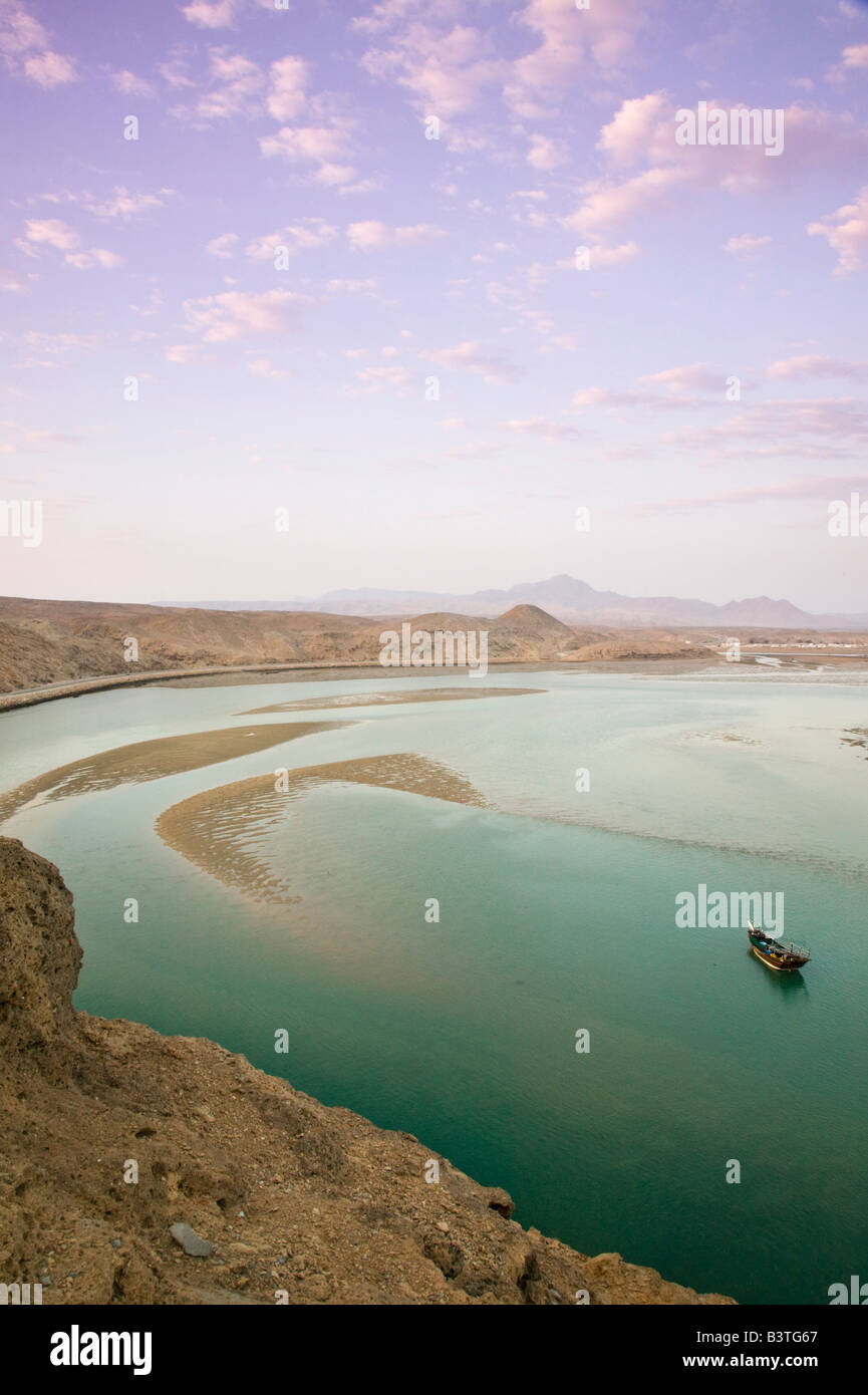 Oman, Sharqiya Regione, Sur. Sur baia panoramica / Alba Foto Stock