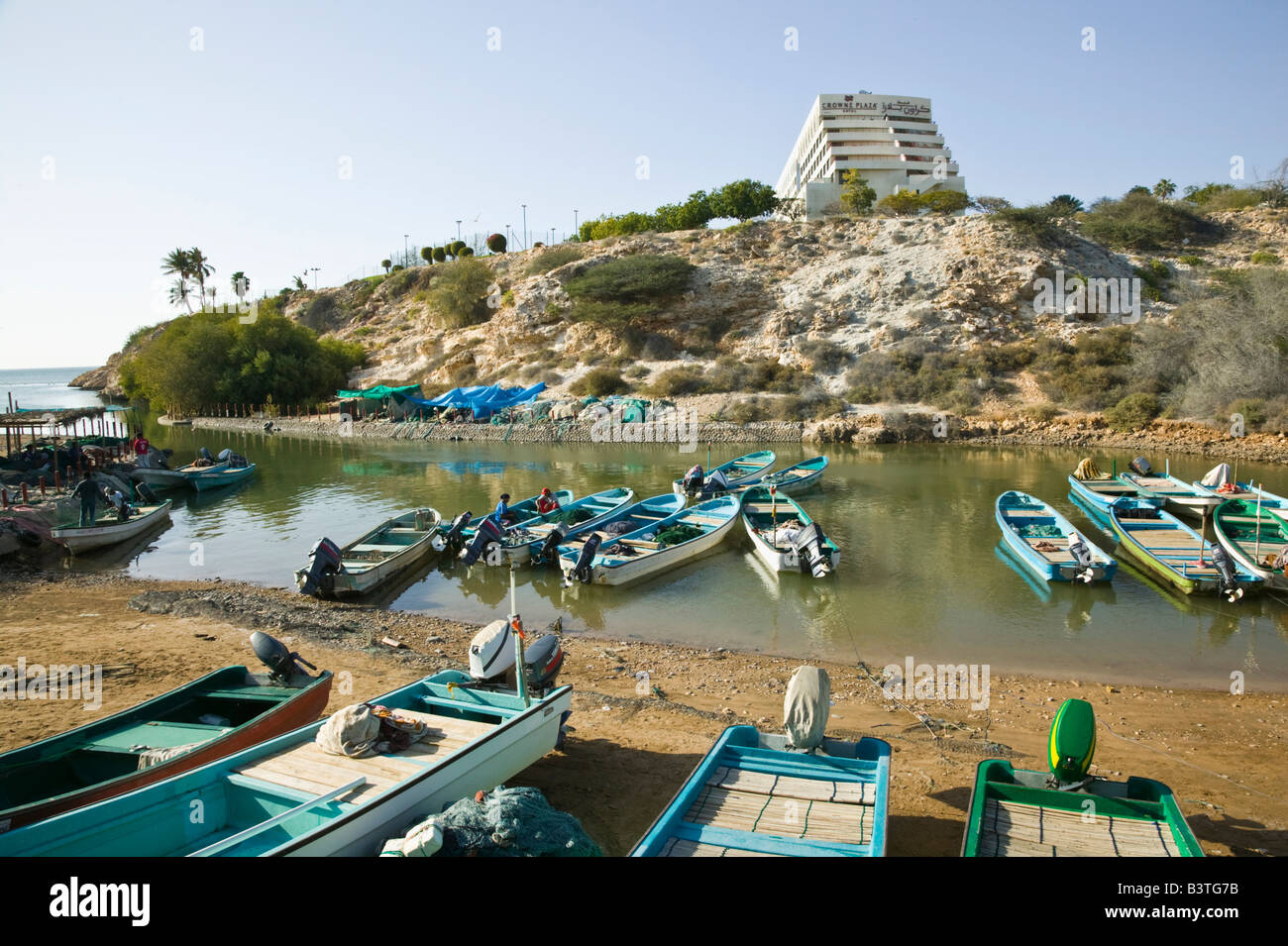 Oman, Sharqiya Regione, Sur. Barche da pesca in acqua Foto Stock