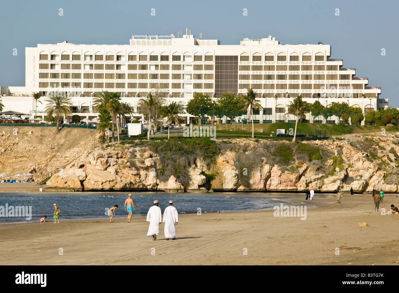 Oman, Moscato, Qurm. Crowne Plaza Hotel dalla spiaggia Qurm Foto Stock
