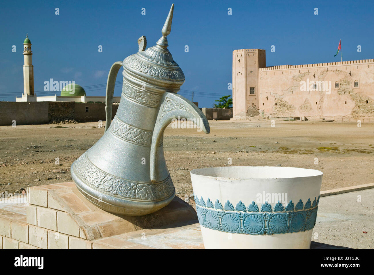 Oman, Regione di Dhofar, Mirbat. Grande acqua caraffa scultura Foto Stock