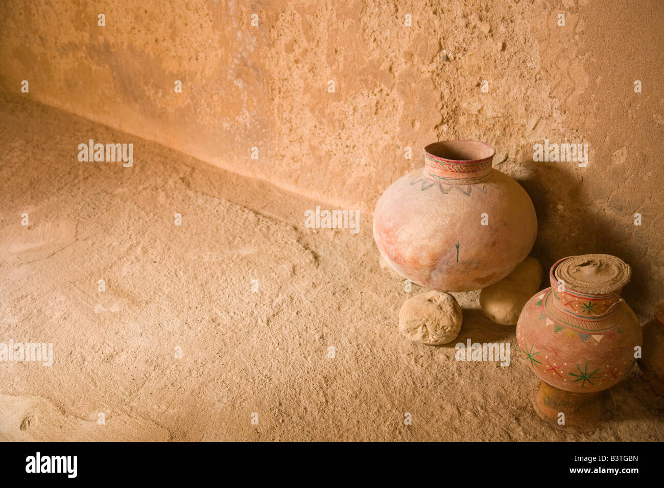 Oman, Regione di Dhofar, Mirbat. Mirbat Fort, vecchio in ceramica Foto Stock