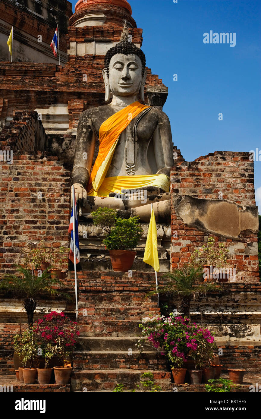 Buddha, White Buddha, Wat Yai Mongkol Chaya o il grande tempio della vittoria di buon auspicio, Ayutthaya, Thailandia Foto Stock