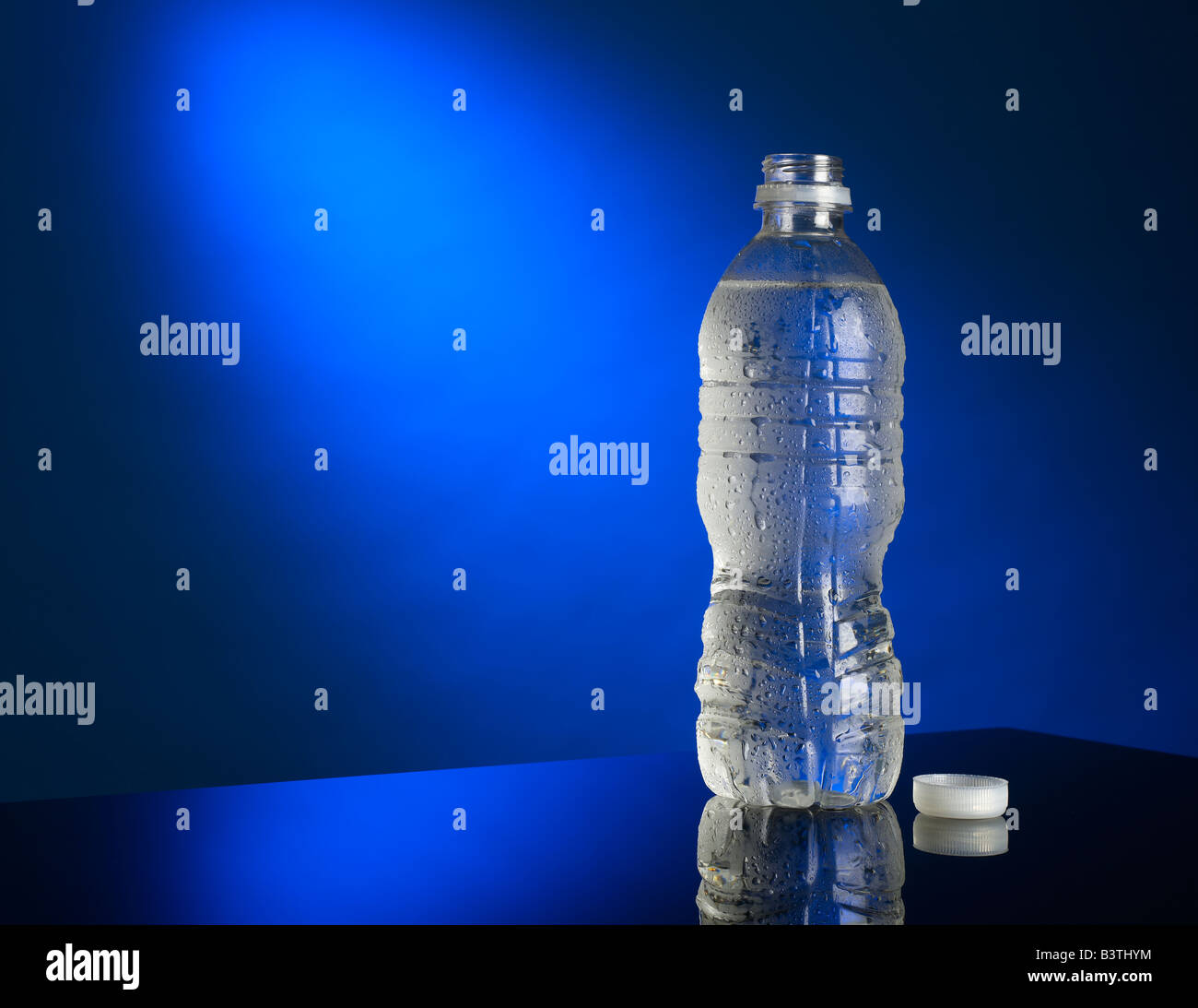 Bottiglia di acqua in orizzontale Foto Stock