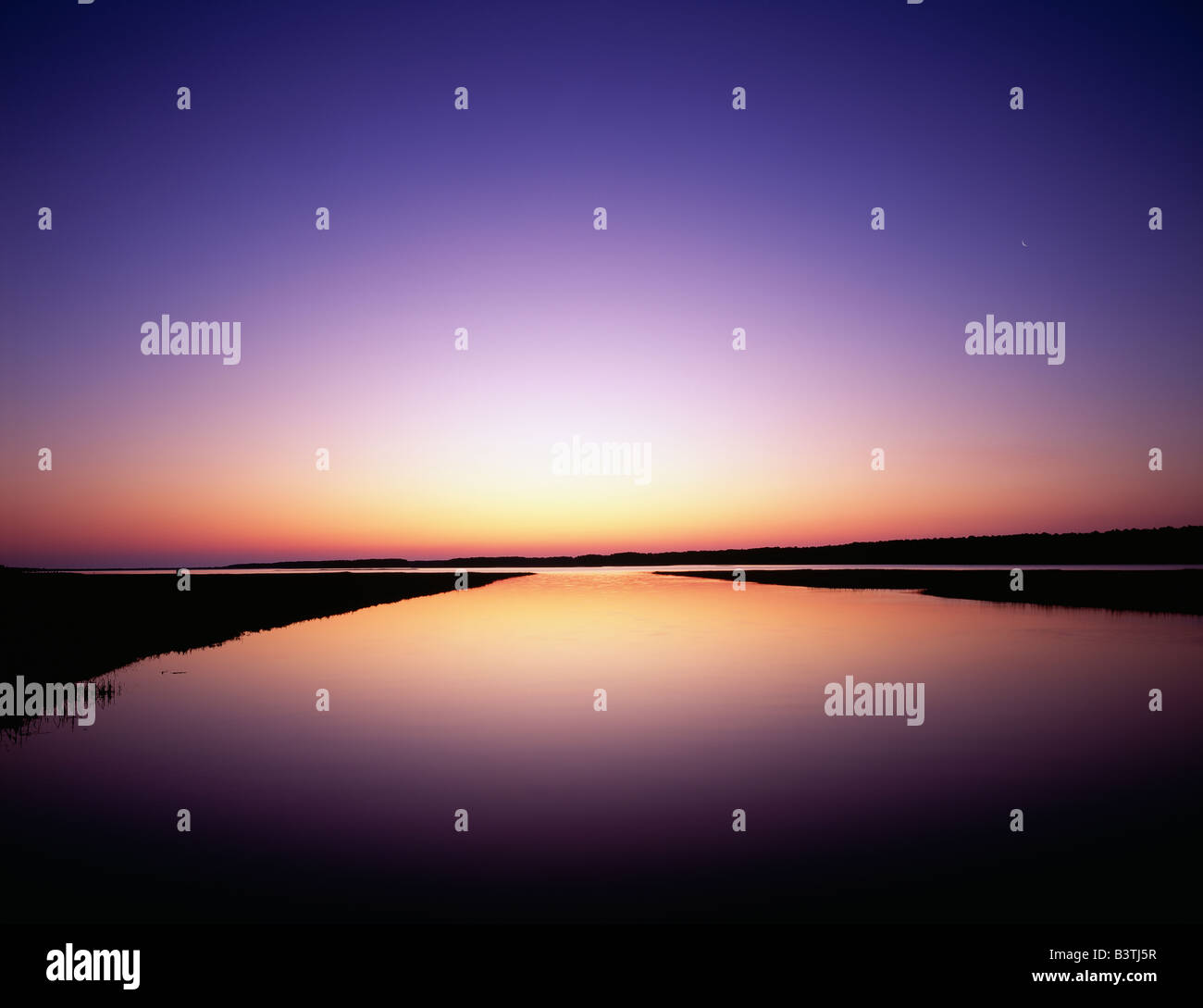 Sunrise sky riflessa nella baia di Chincoteague National Wildlife Refuge, Assateague Island, Virginia, Stati Uniti d'America Foto Stock
