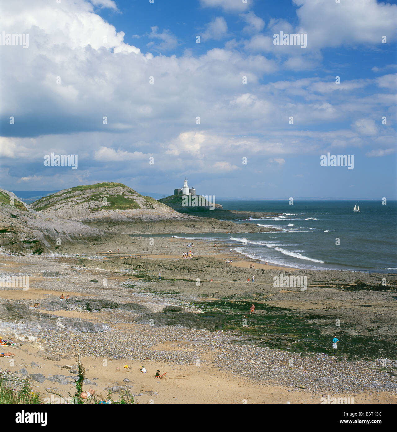 Il Mumbles dalla spiaggia del Faro e il mare con una barca a vela a bracciale Bay Swansea South Wales UK Foto Stock