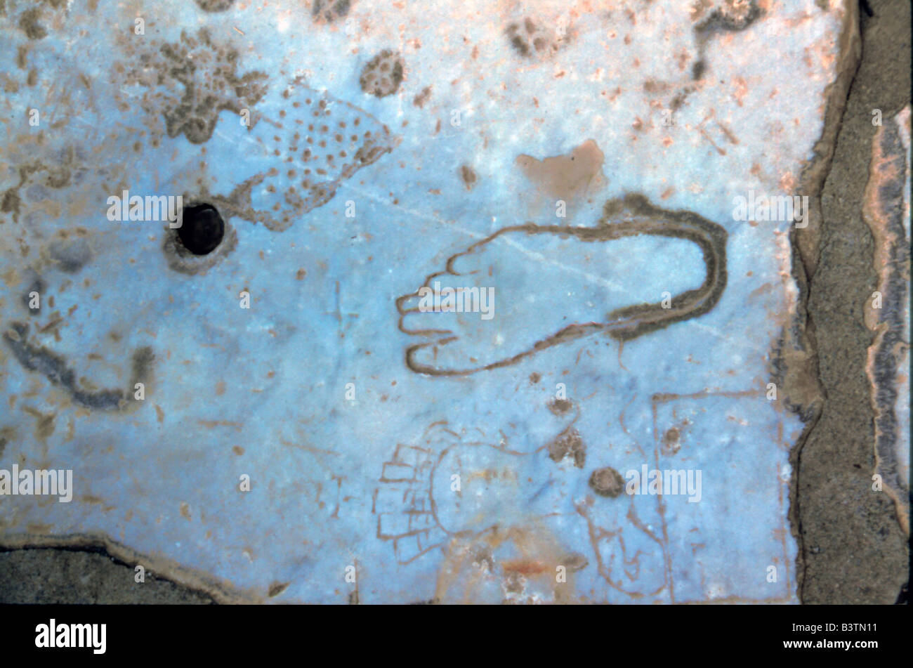 L'Europa, la Turchia Efeso. Foto di piedi scolpito nel marmo strada romana punto ai clienti di bordello locale. Foto Stock