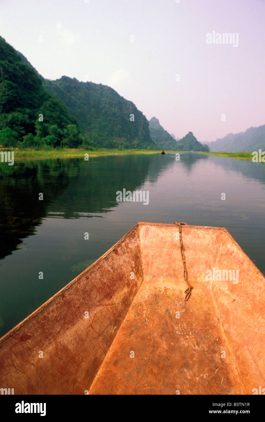 Asia Vietnam Hoa Binh provincia. Fiume alla Pagoda di profumo. Foto Stock