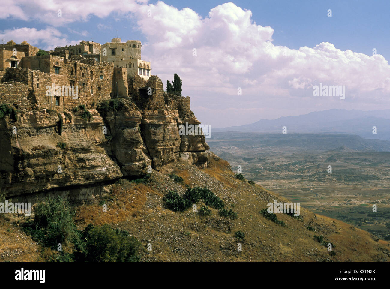 Asia, Yemen, Kwakaban. Appollaiato in città e la valle. Foto Stock