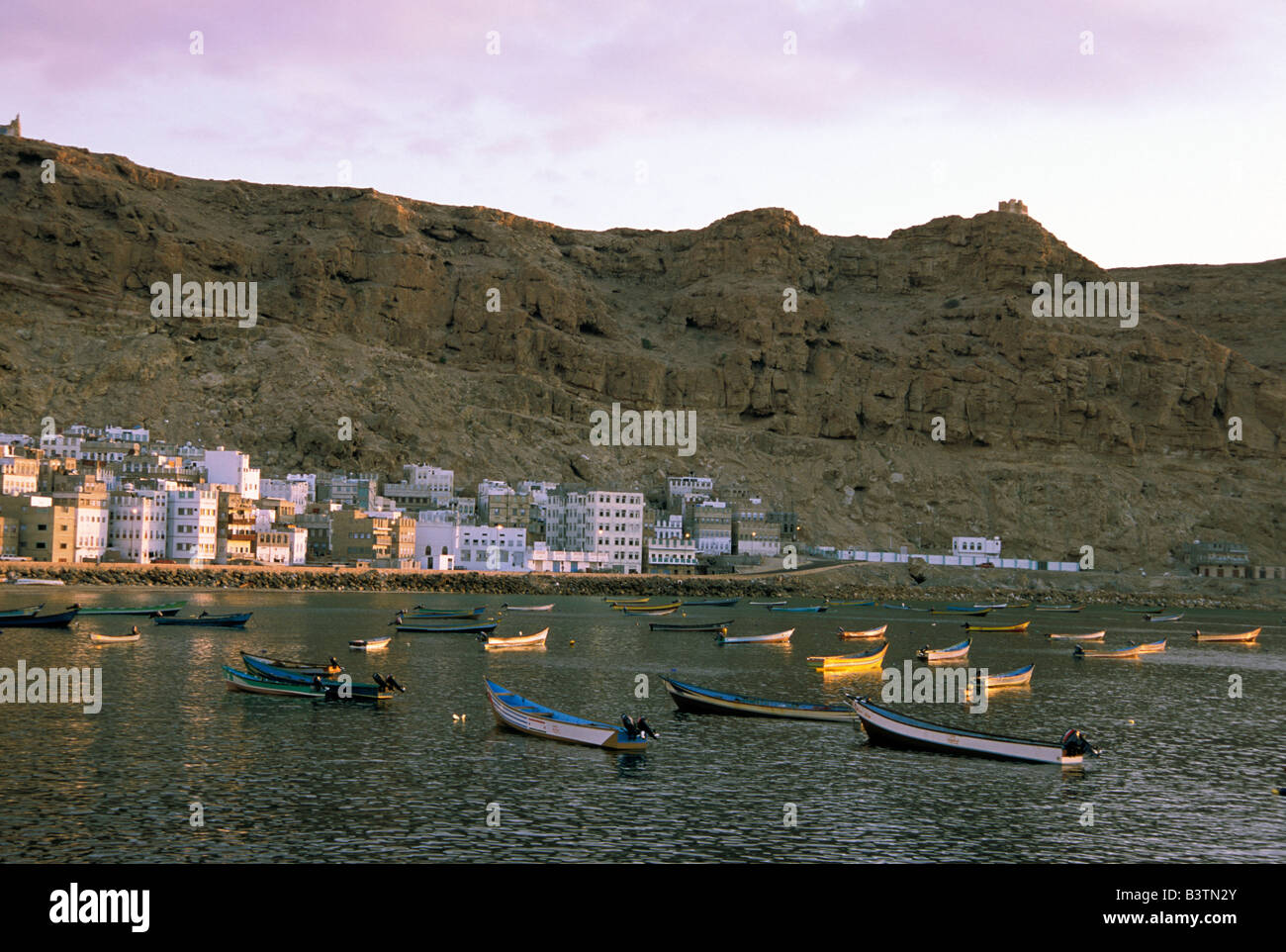 Asia, Yemen, Al-Mukalla. Sunrise su barche. Foto Stock