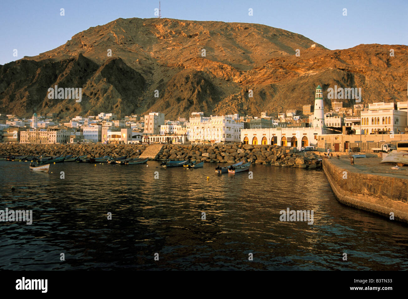 Asia, Yemen, Al-Mukalla. Sunrise su barche a capo. Foto Stock