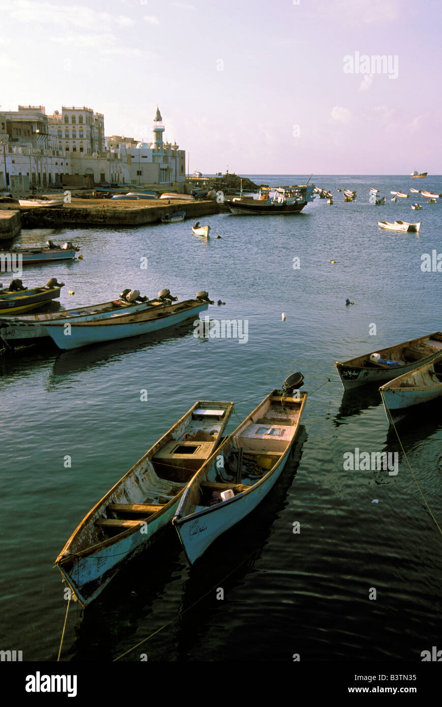 Asia, Yemen, Al-Mukalla. Barche in sunrise. Foto Stock