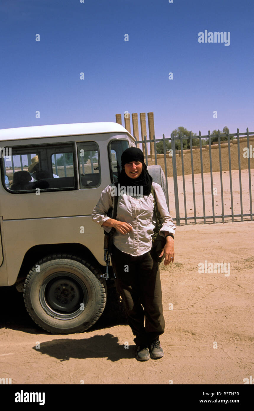 Asia, Yemen, Màrib. Donna con AK47 e munizioni. Foto Stock