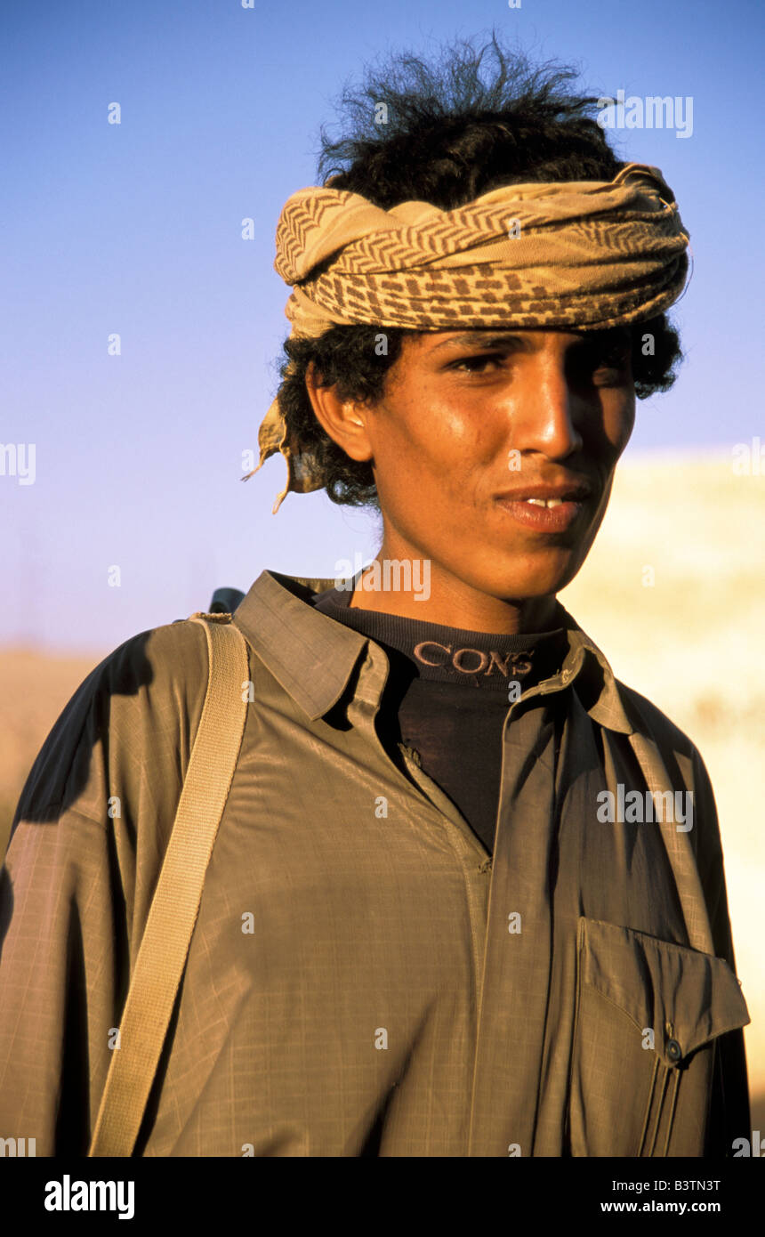 Asia, Yemen, Màrib. Sito di arco della guardia e figlio di sceicco locale. Foto Stock