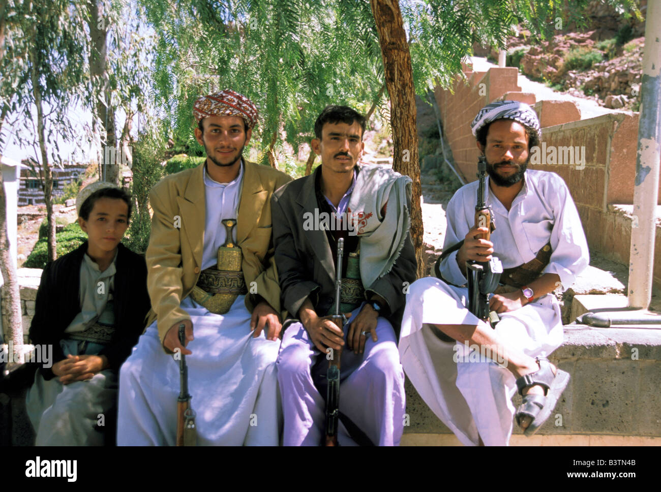 Asia, Yemen, Haraz Montagna. Gli uomini in ombra, Hudeib. Foto Stock