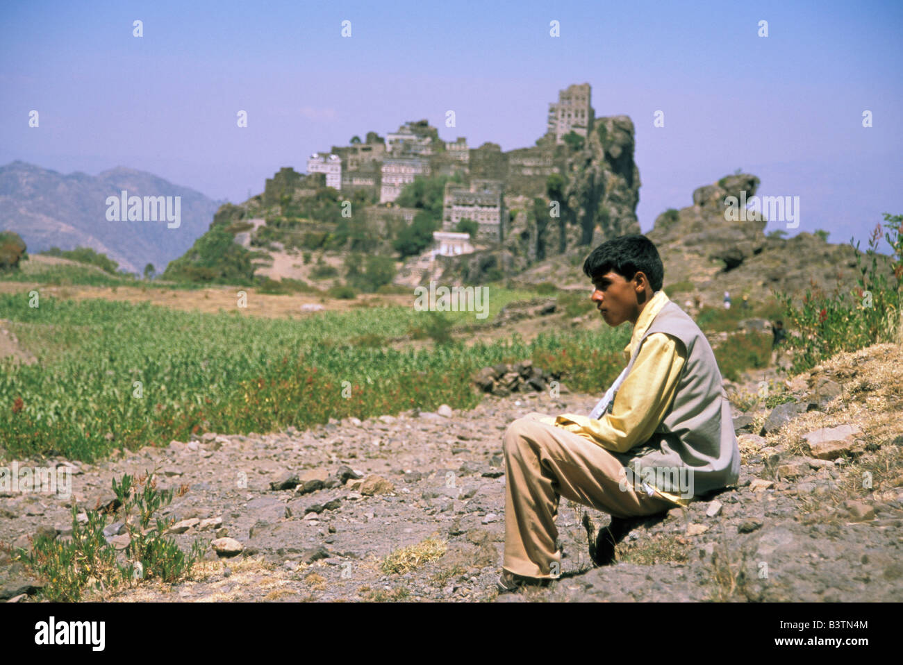 Asia, Yemen, Haraz montagne. Ragazzo e vista di Kahil. Foto Stock