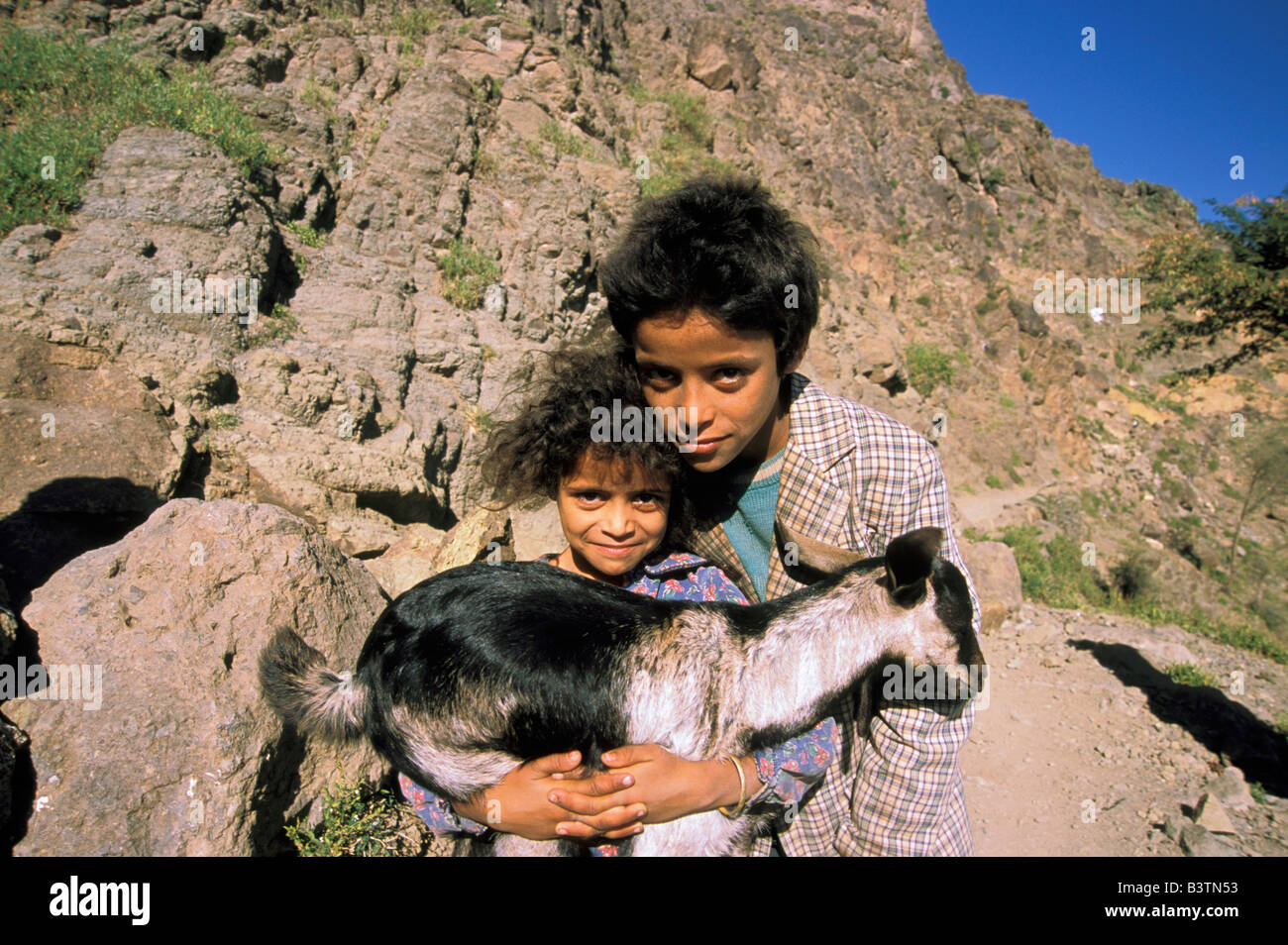 Asia, Yemen, Haraz montagne. I bambini con la capra. Foto Stock