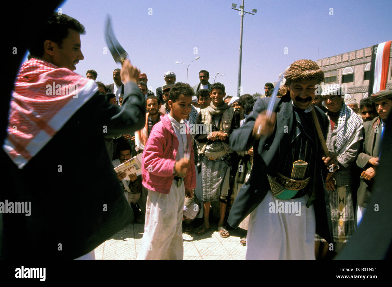 Asia, Yemen, Sana'a. Jambiya danza in Piazza Tahriir. Foto Stock