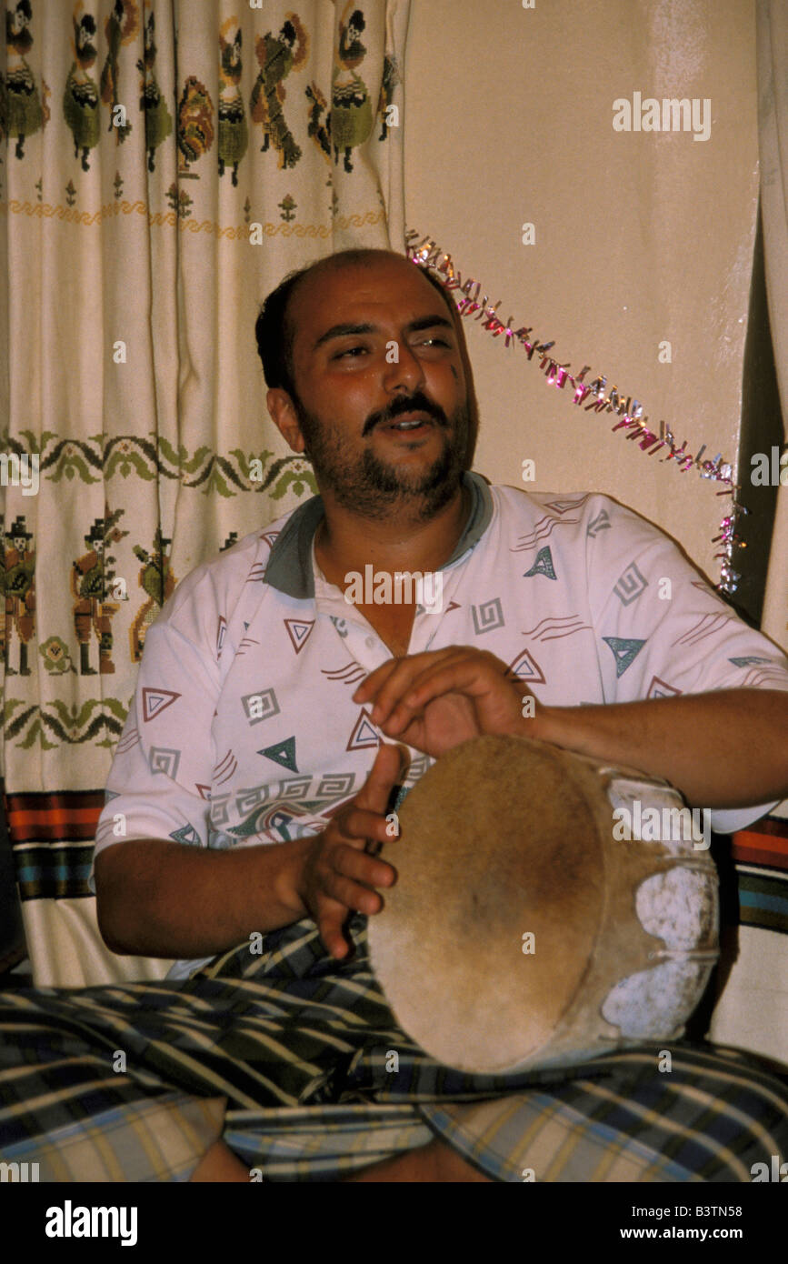 Asia, Yemen, Manakha. Sahriir suonare le percussioni. Foto Stock