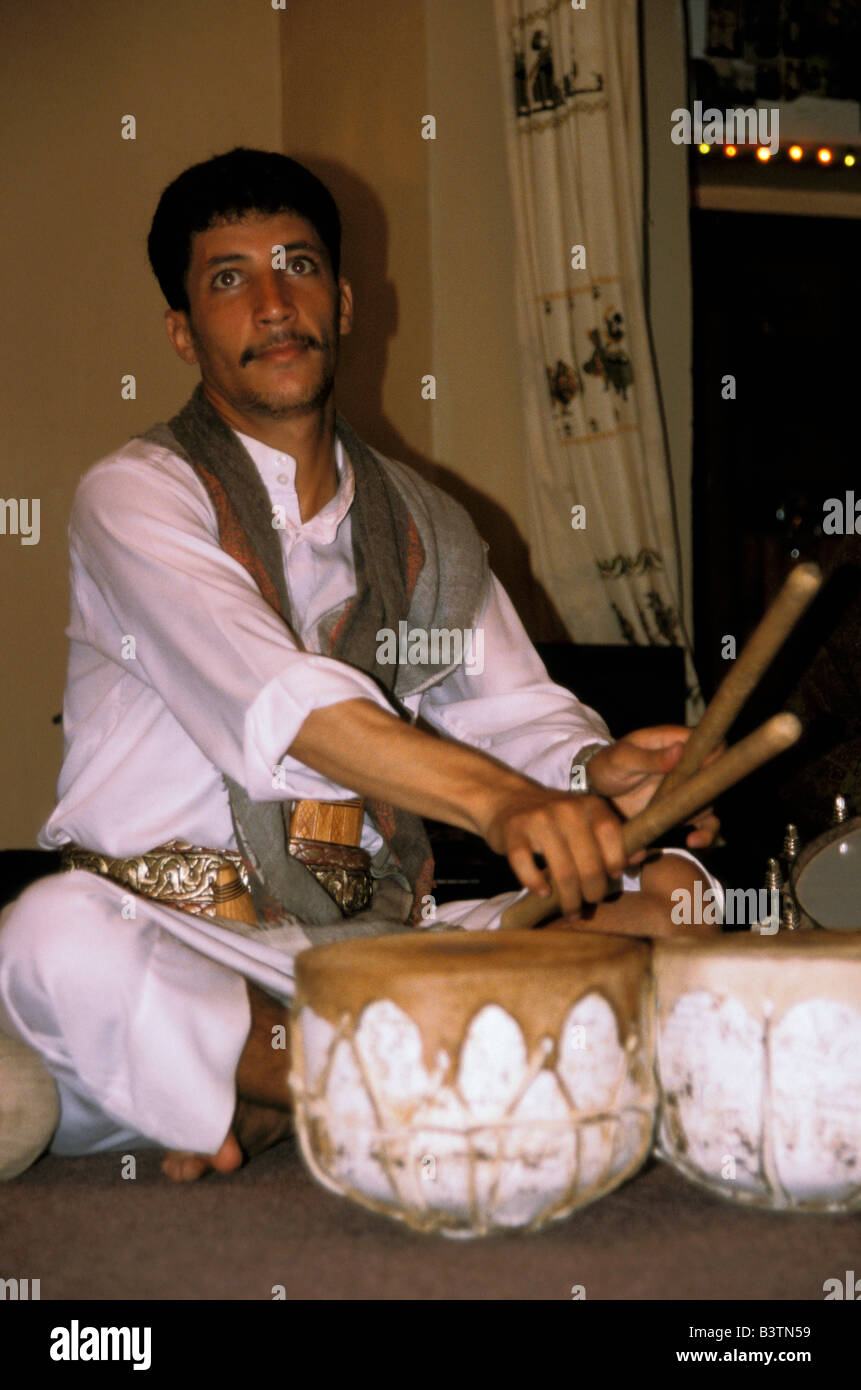 Asia, Yemen, Manakha. Mohammed con tamburi. Foto Stock