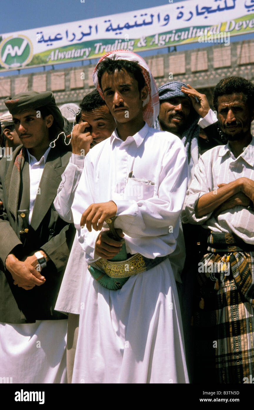 Asia, Yemen, Sana'a. Gli uomini guardando un jambiya danza in Piazza Tahiir. Foto Stock