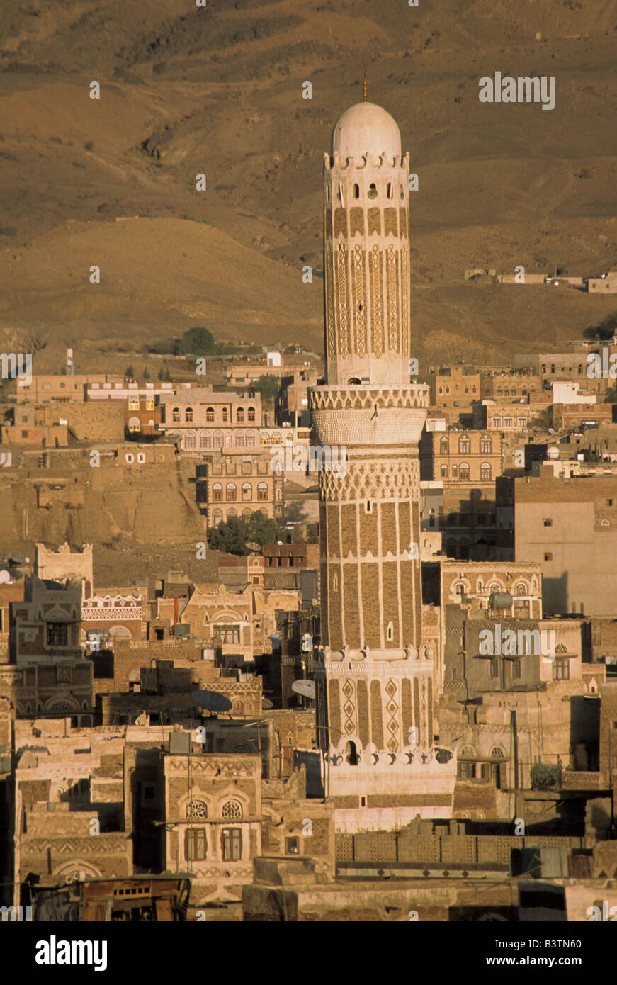 Asia, Yemen, Sana'a. La città vecchia e il minareto della moschea. Foto Stock
