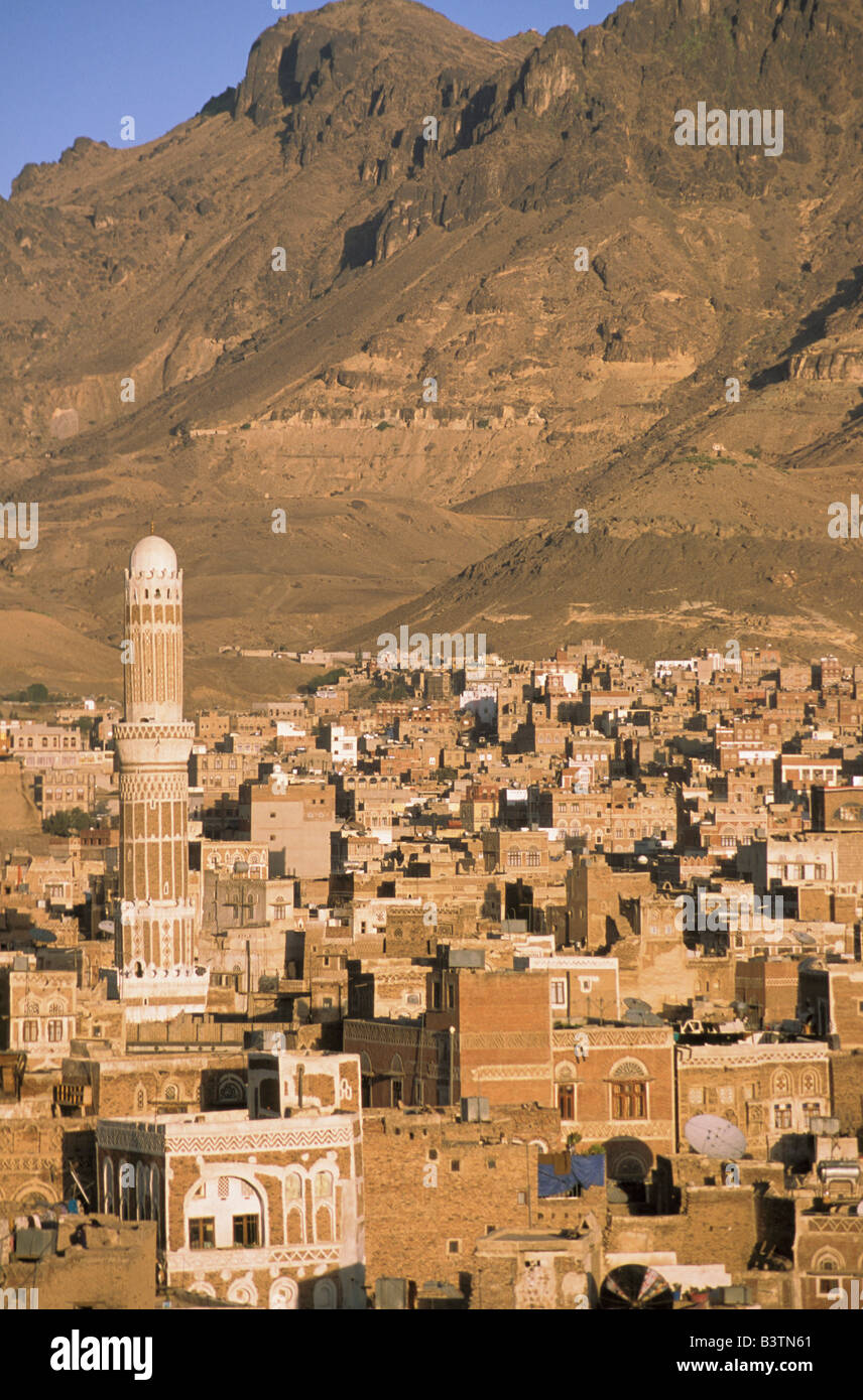 Asia, Yemen, Sana'a. La città vecchia e il minareto della moschea. Foto Stock